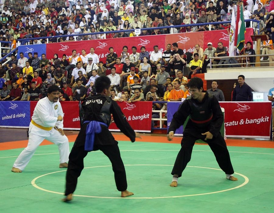 Finale masculine de combat (tanding) Malaisie contre Viêt Nam aux Jeux d'Asie du Sud-Est 2011 à Jakarta, les deux combattants en garde face à l'arbitre