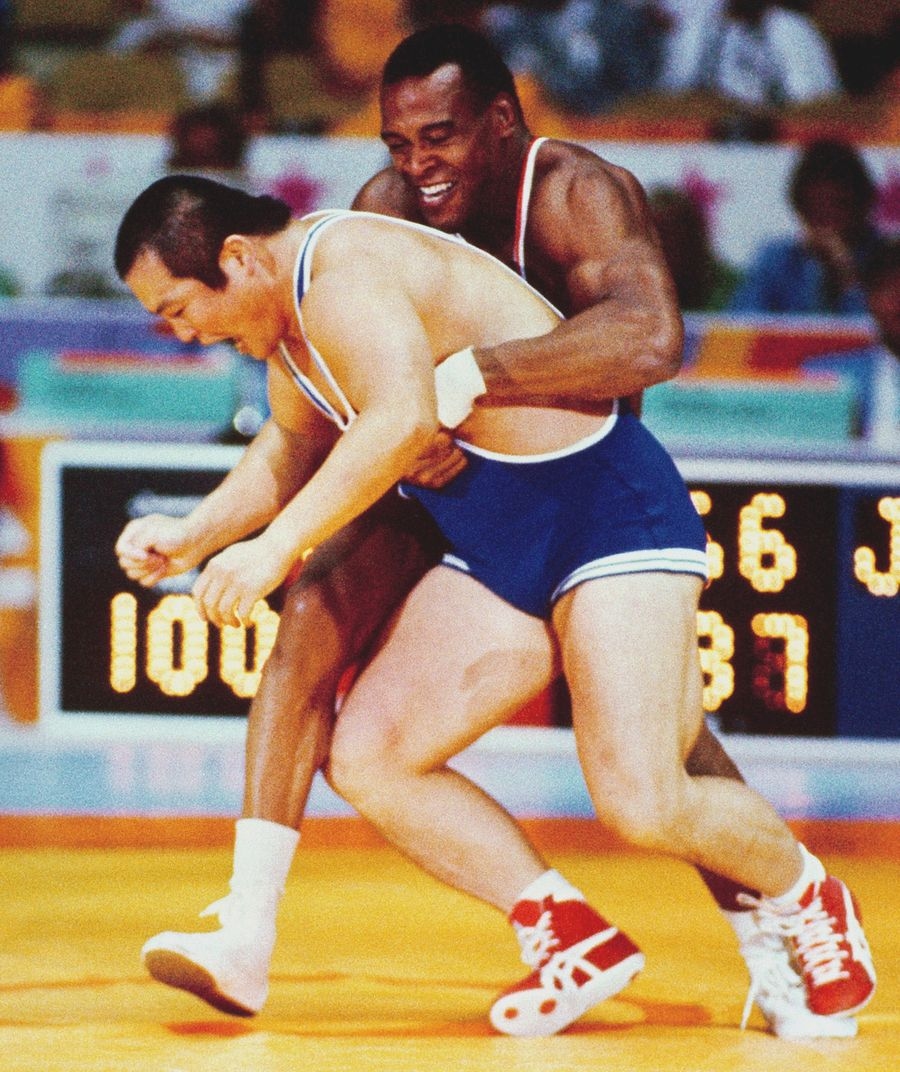 Deux lutteurs en corps-à-corps debout lors de la compétition de lutte gréco-romaine des Jeux olympiques de Los Angeles en 1984